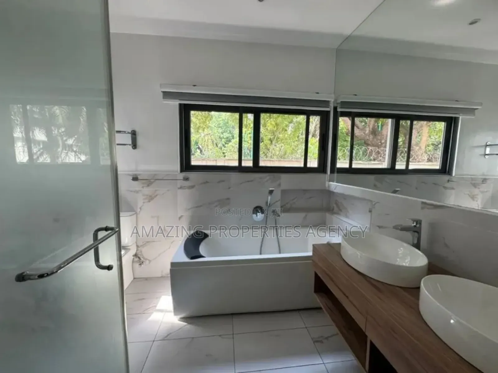 4bdrm Townhouse / Terrace in Cantonment, Cantonments for rent