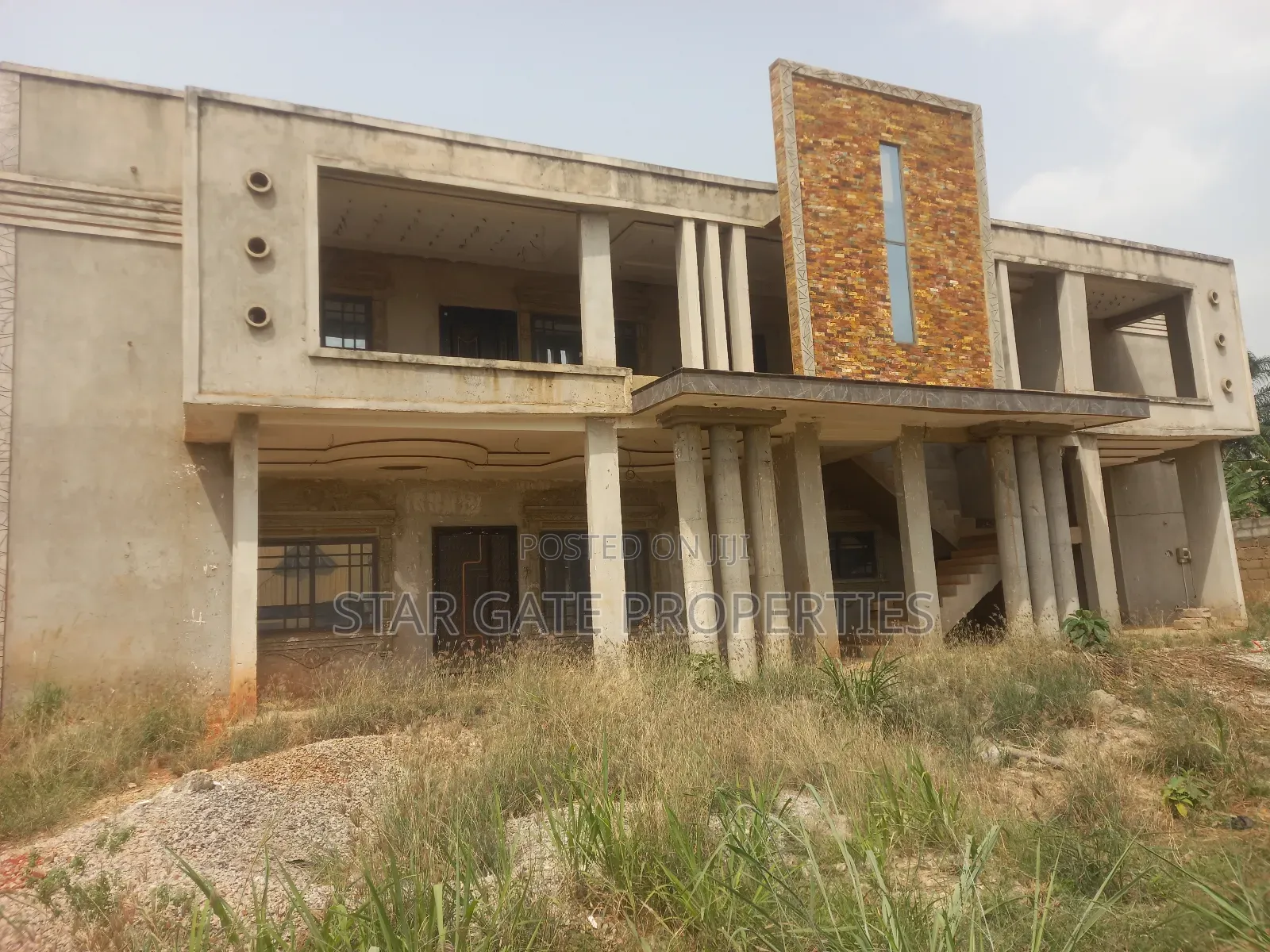 10bdrm House in Santasi Road., Kumasi Metropolitan for sale