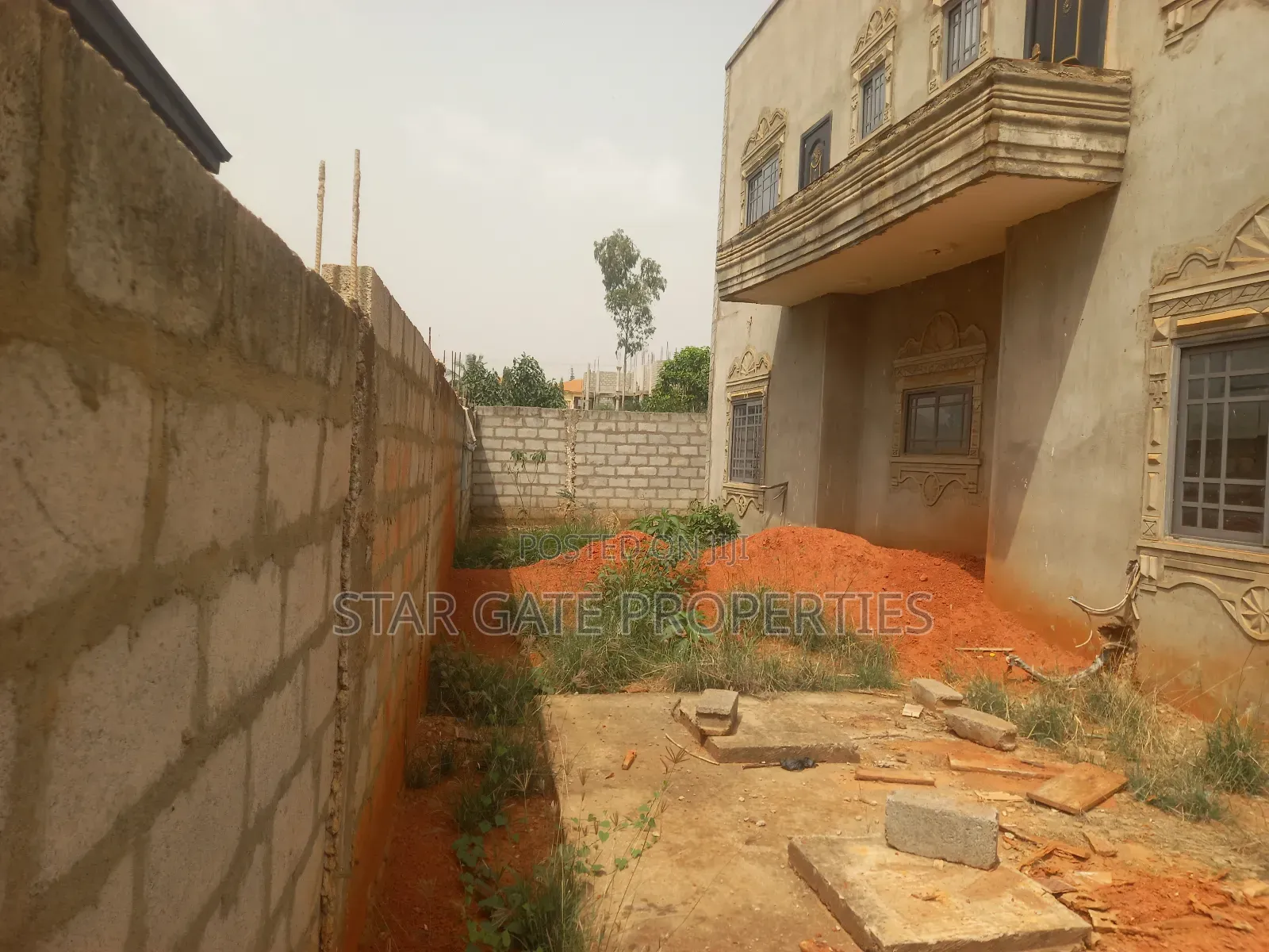 10bdrm House in Santasi Road., Kumasi Metropolitan for sale