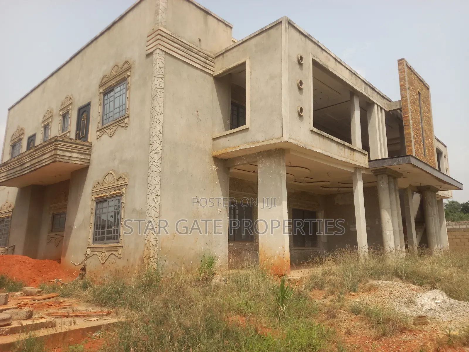 10bdrm House in Santasi Road., Kumasi Metropolitan for sale