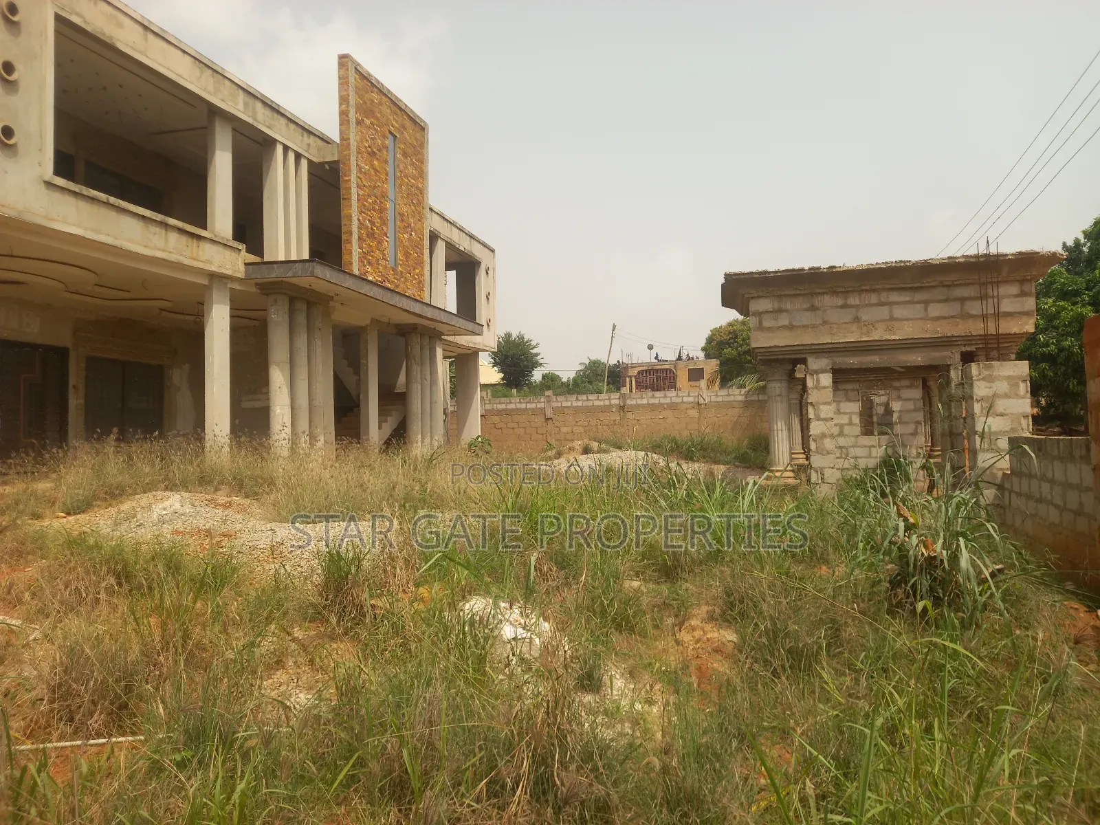 10bdrm House in Santasi Road., Kumasi Metropolitan for sale