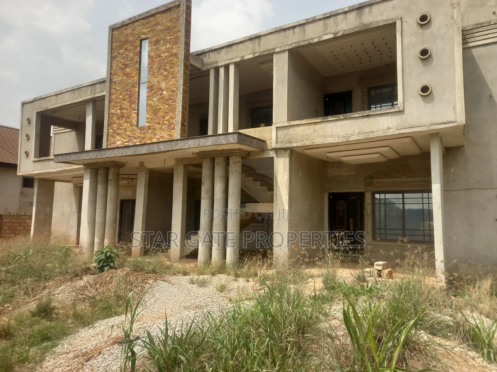 10bdrm House in Santasi Road., Kumasi Metropolitan for sale