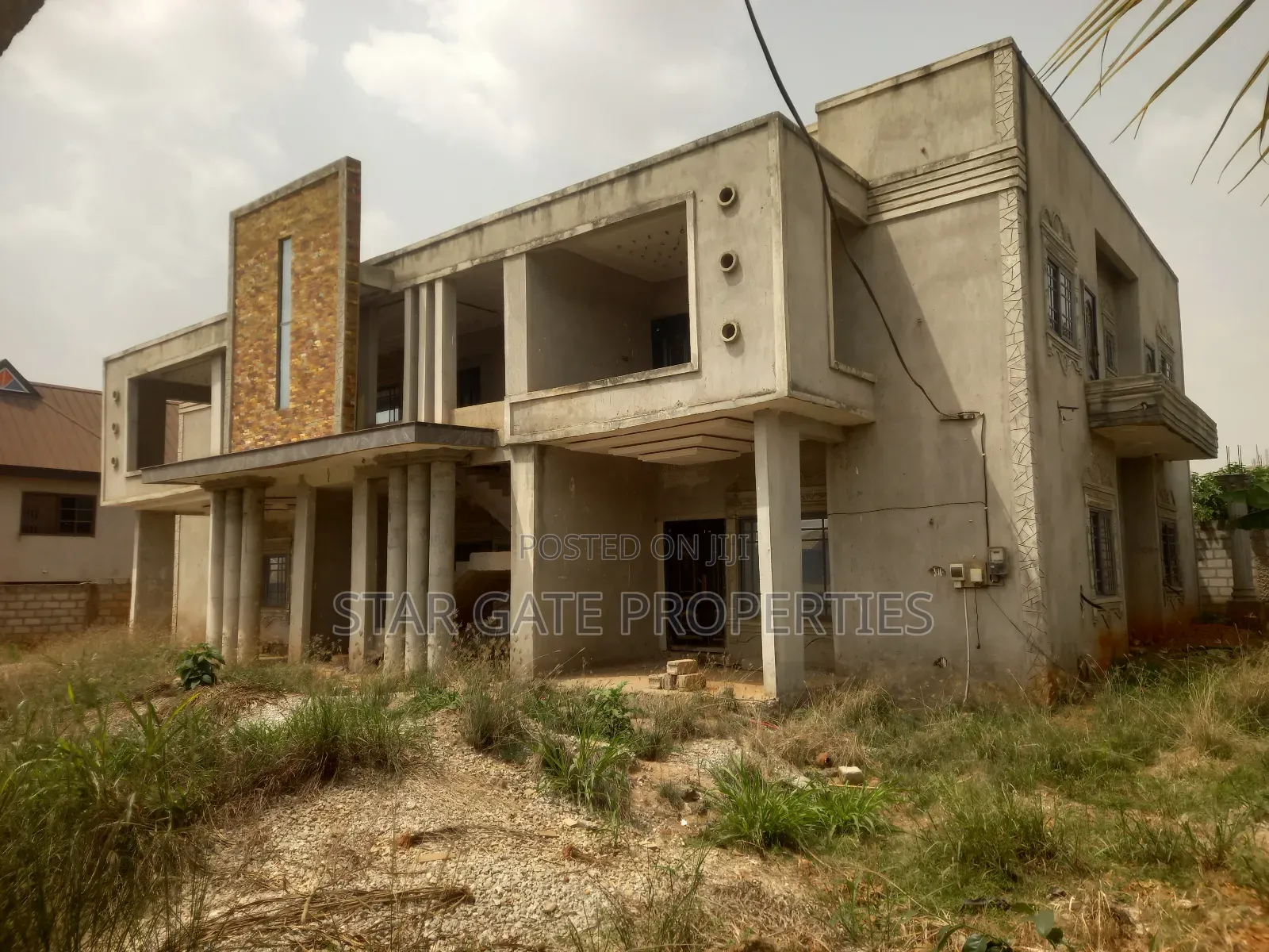 10bdrm House in Santasi Road., Kumasi Metropolitan for sale