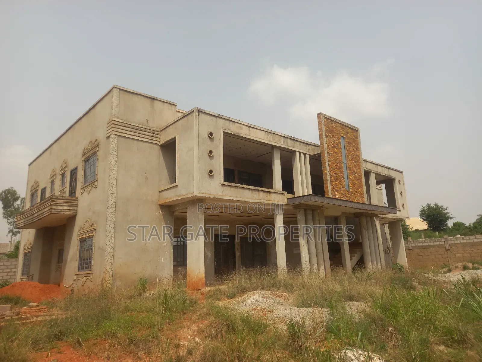 10bdrm House in Santasi Road., Kumasi Metropolitan for sale