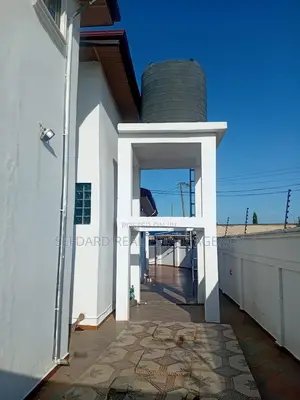 7bdrm House in Pokuase for sale