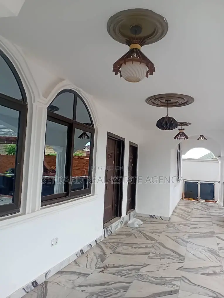 7bdrm House in Pokuase for sale