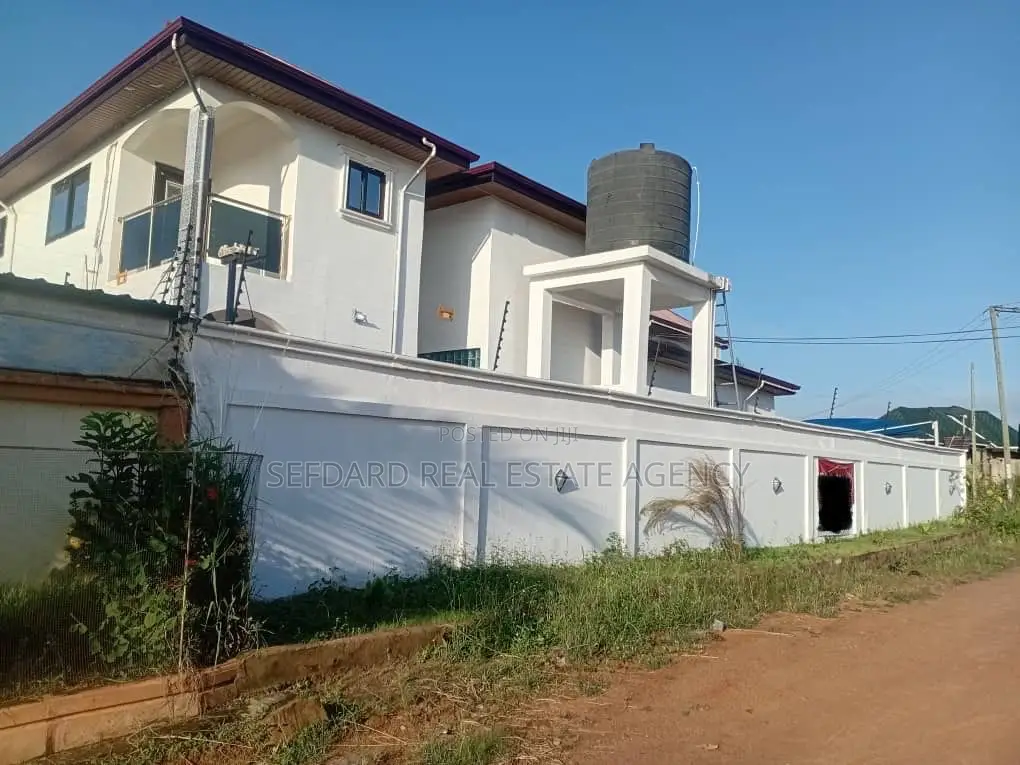 7bdrm House in Pokuase for sale