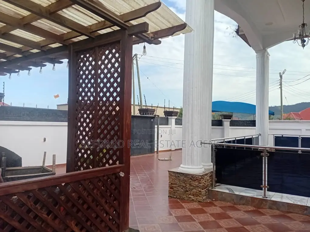 7bdrm House in Pokuase for sale