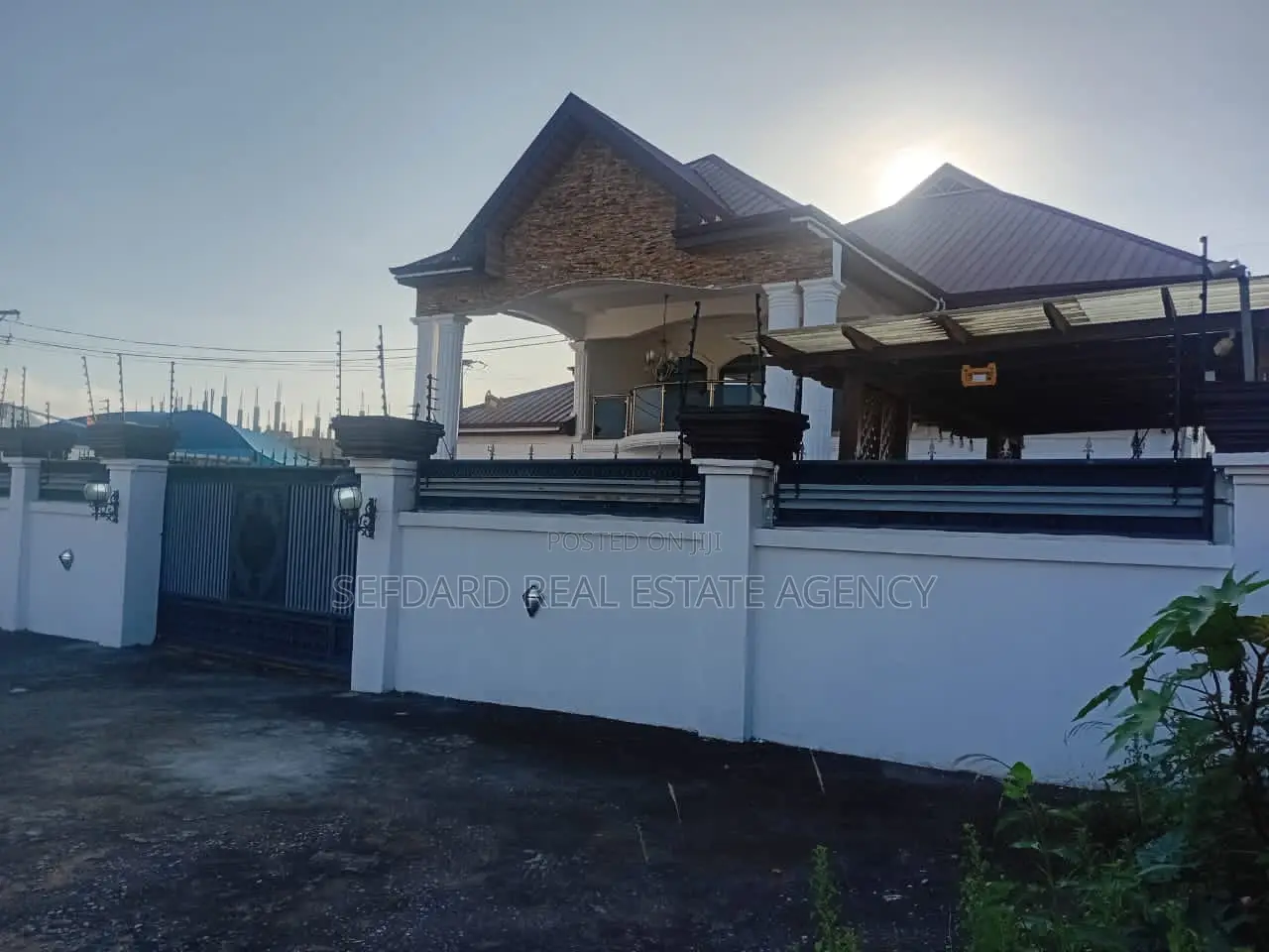 7bdrm House in Pokuase for sale