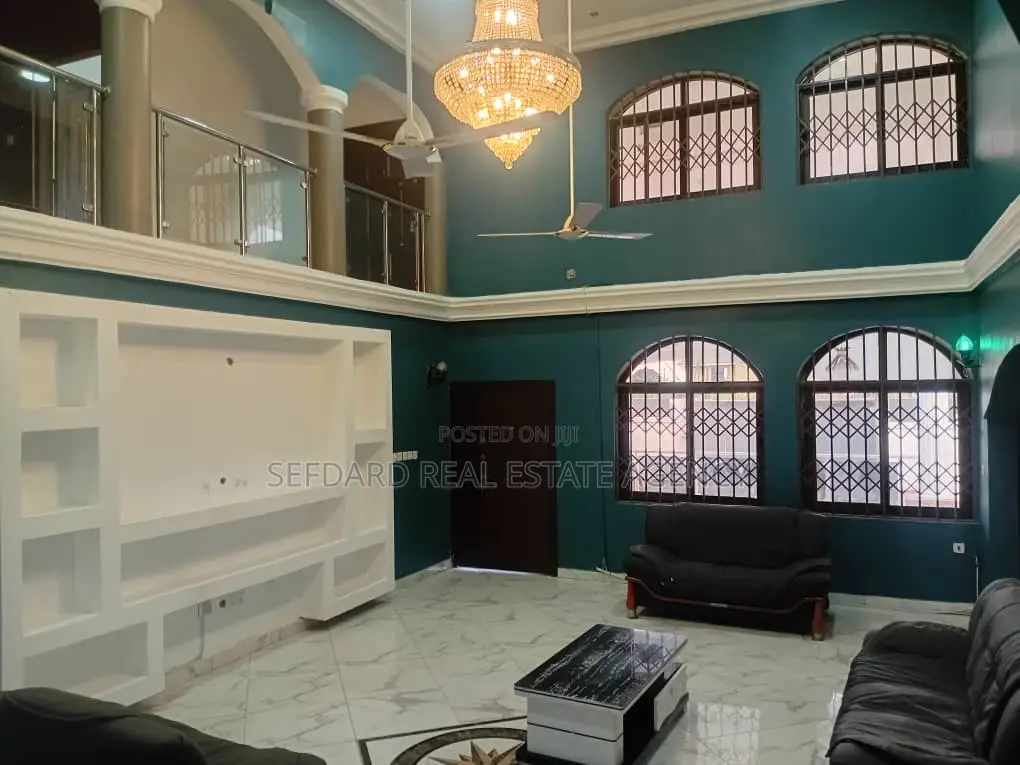7bdrm House in Pokuase for sale