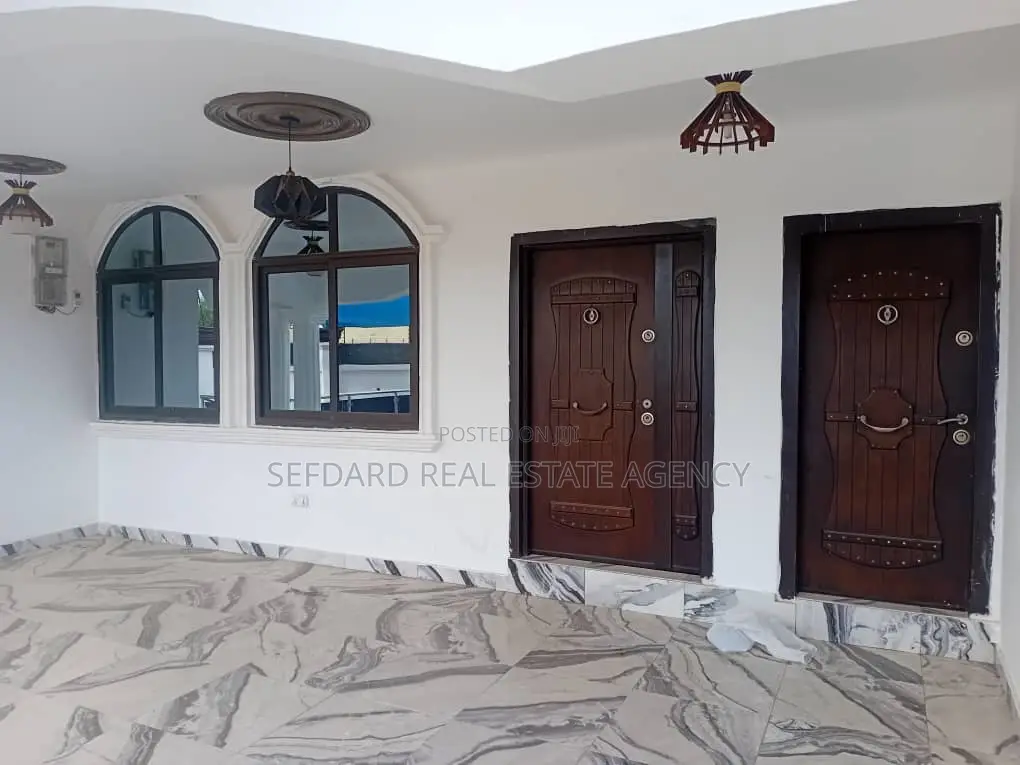 7bdrm House in Pokuase for sale