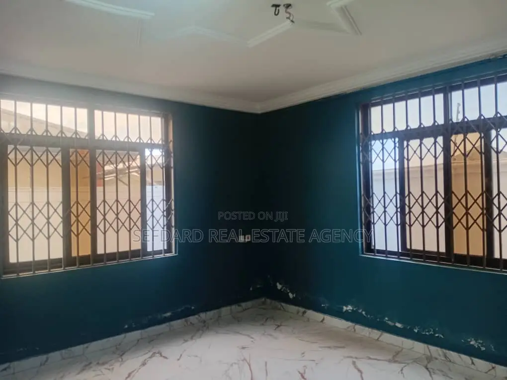 7bdrm House in Pokuase for sale