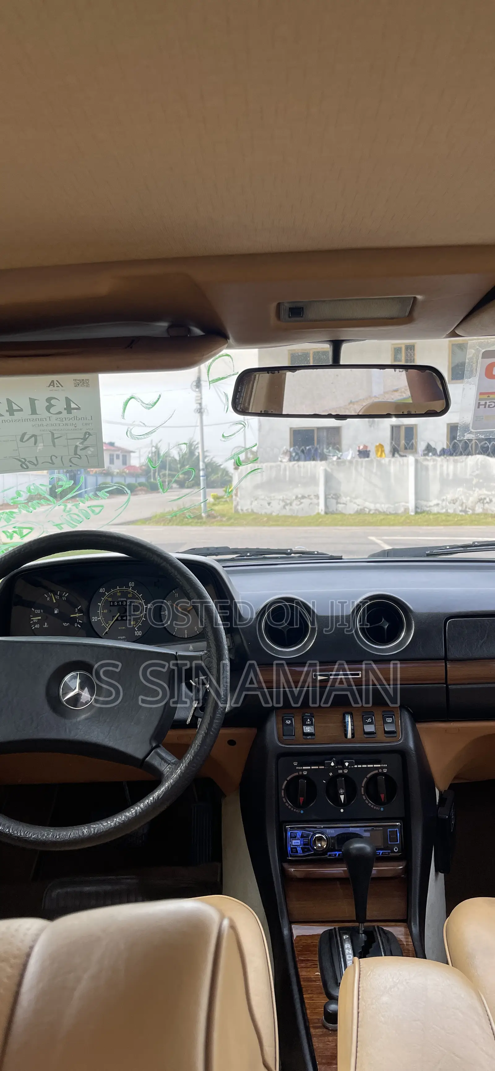 Mercedes-Benz 260E 1981 Gold