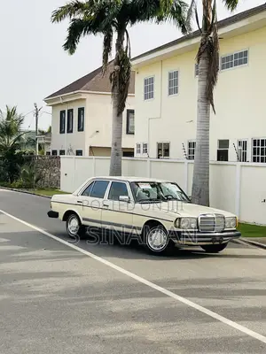 Mercedes-Benz 260E 1981 Gold