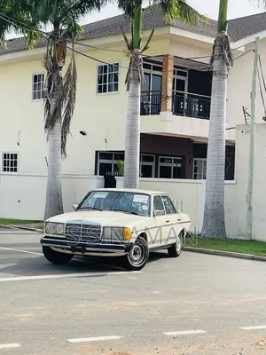Mercedes-Benz 260E 1981 Gold