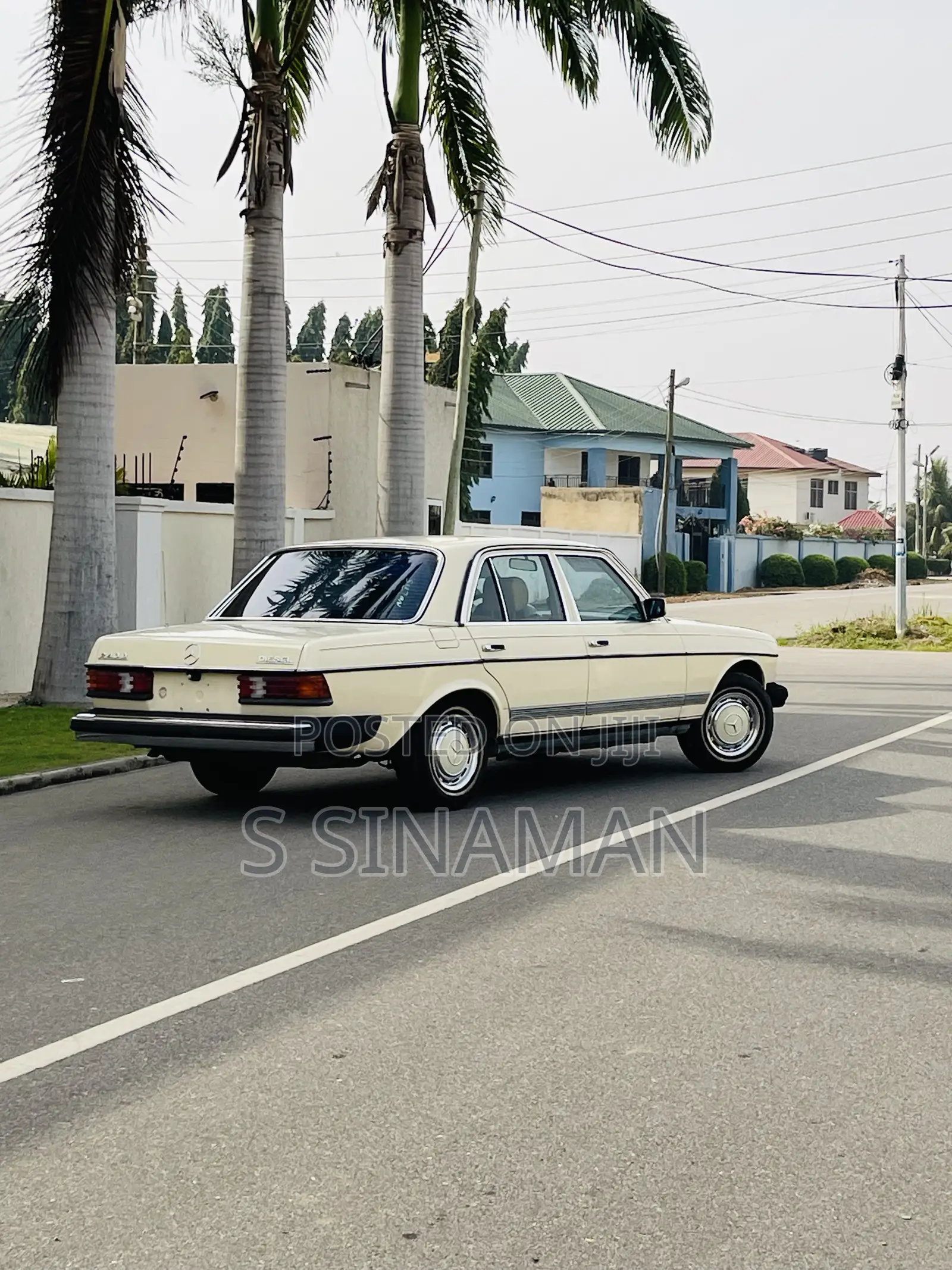 Mercedes-Benz 260E 1981 Gold