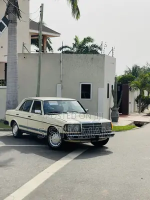 Mercedes-Benz 260E 1981 Gold