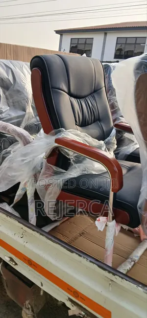 Exexecutive Platform Chair