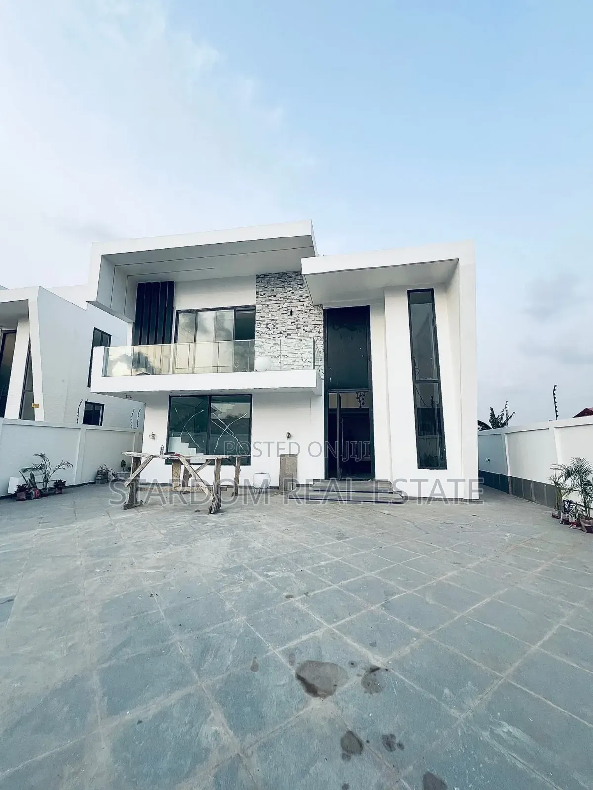 4bdrm Duplex in Adjiringanor, East Legon for sale