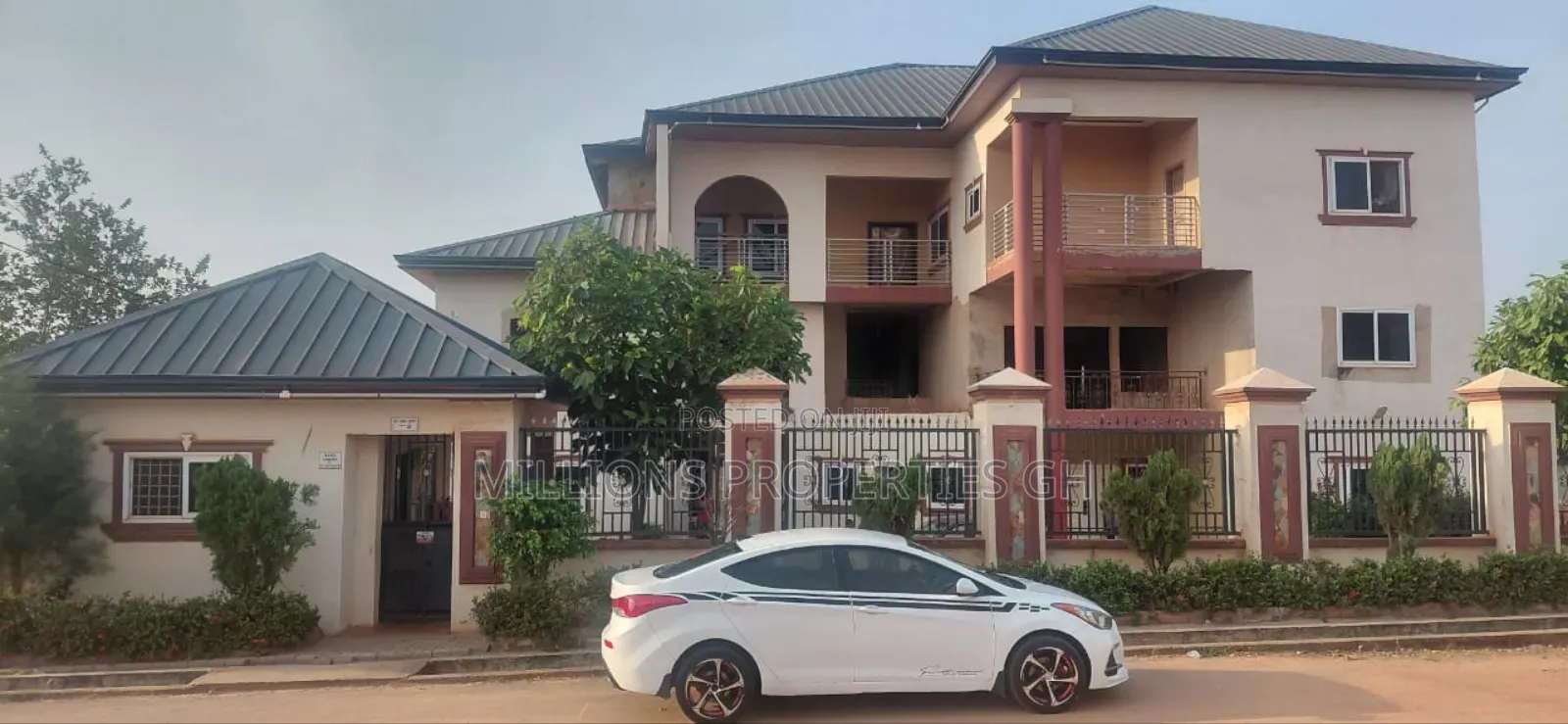 18bdrm House in Millions Properties, Kumasi Metropolitan for sale