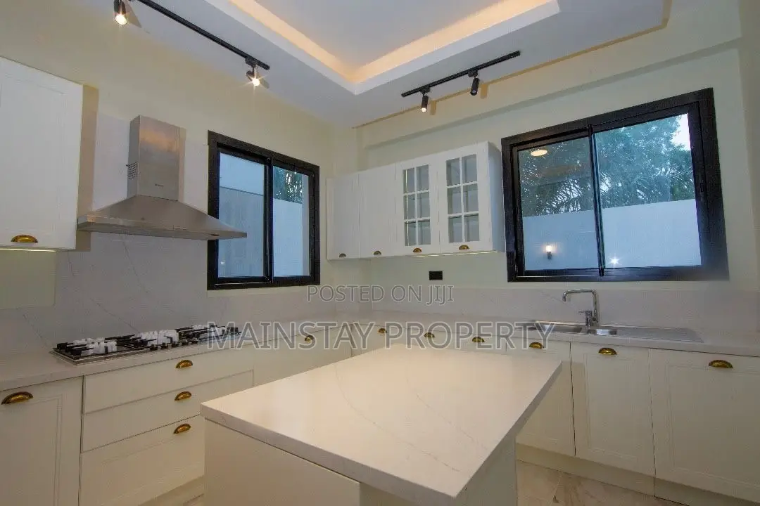 8bdrm House in Mainstay Estates, Cantonments for rent