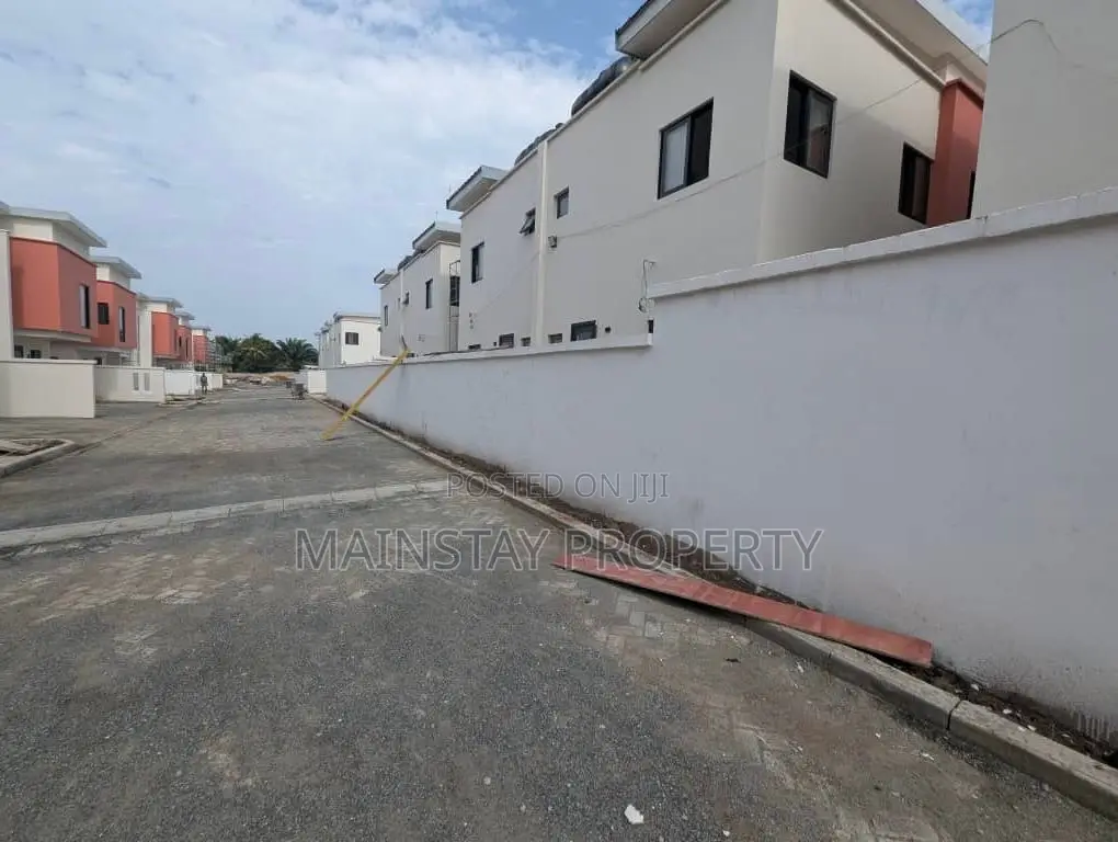 3bdrm House in Achimota for sale