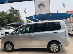 Toyota Voxy 2010 Silver