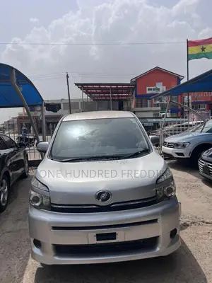 Toyota Voxy 2010 Silver