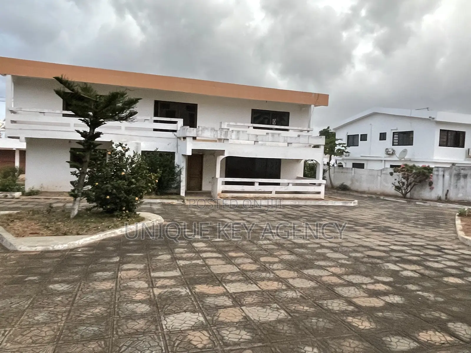 10bdrm House in Unique Key Agency, Tema Metropolitan for sale