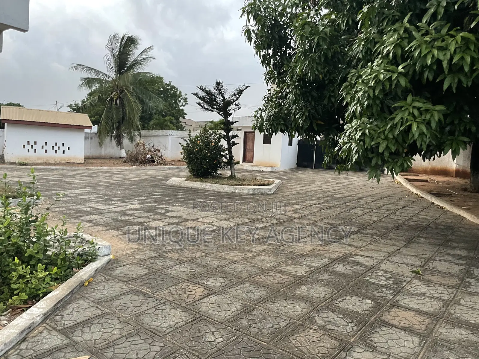 10bdrm House in Unique Key Agency, Tema Metropolitan for sale