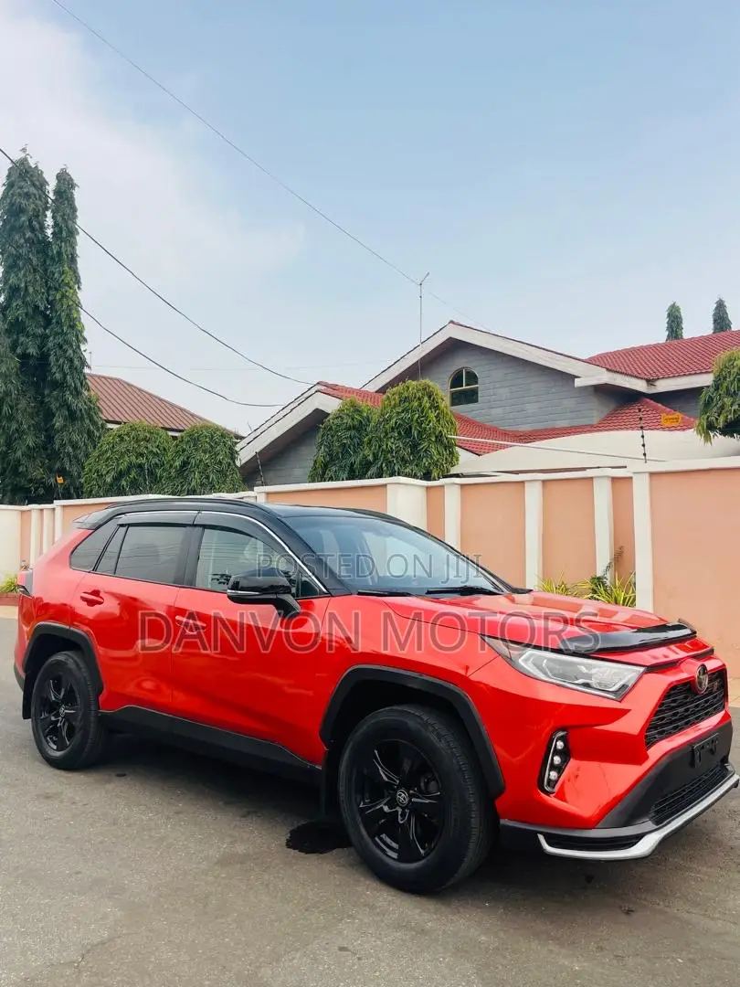 Toyota RAV4 XLE 2021 Orange
