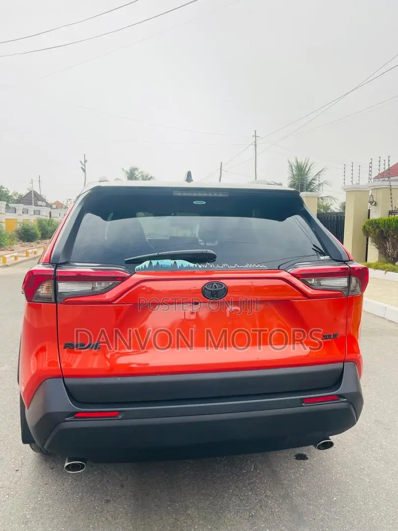 Toyota RAV4 XLE 2021 Orange