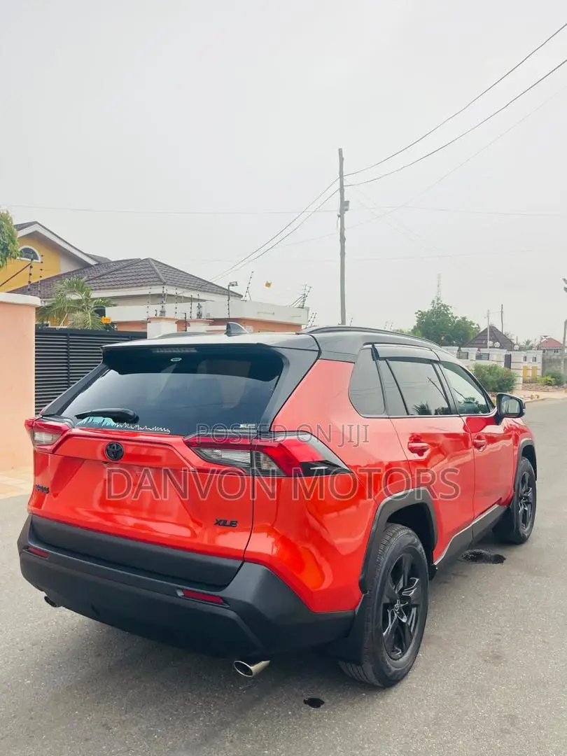 Toyota RAV4 XLE 2021 Orange