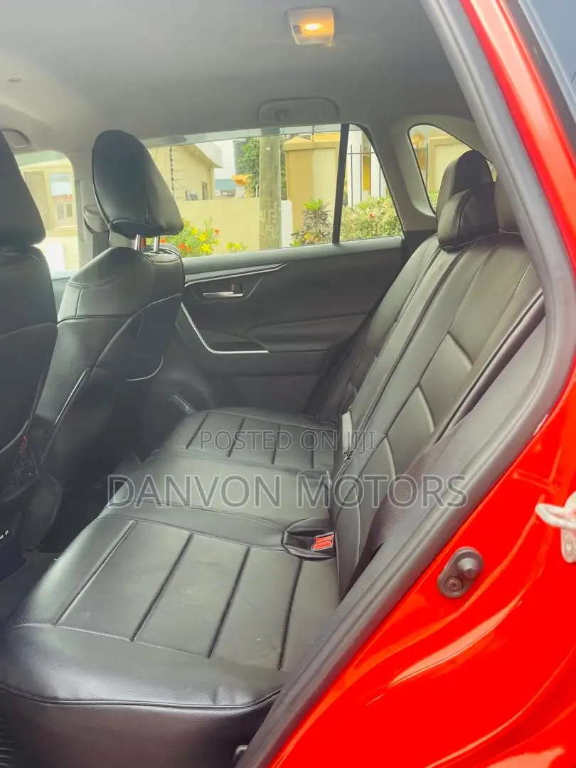 Toyota RAV4 XLE 2021 Orange