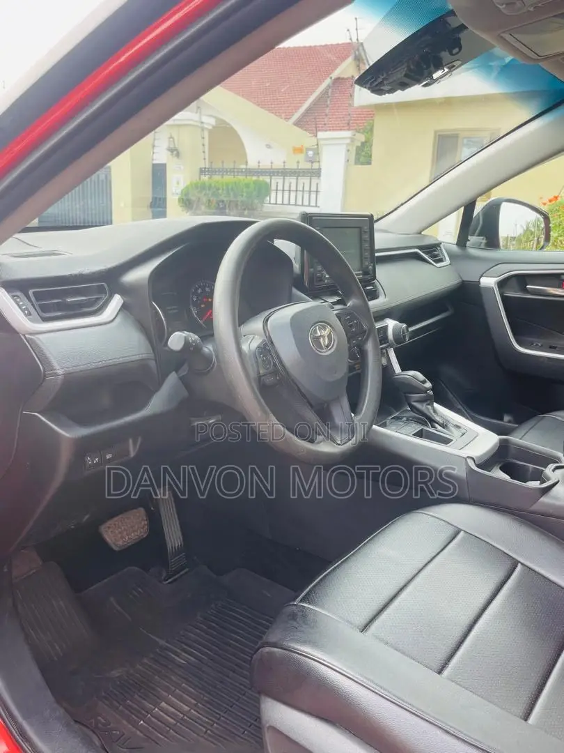 Toyota RAV4 XLE 2021 Orange