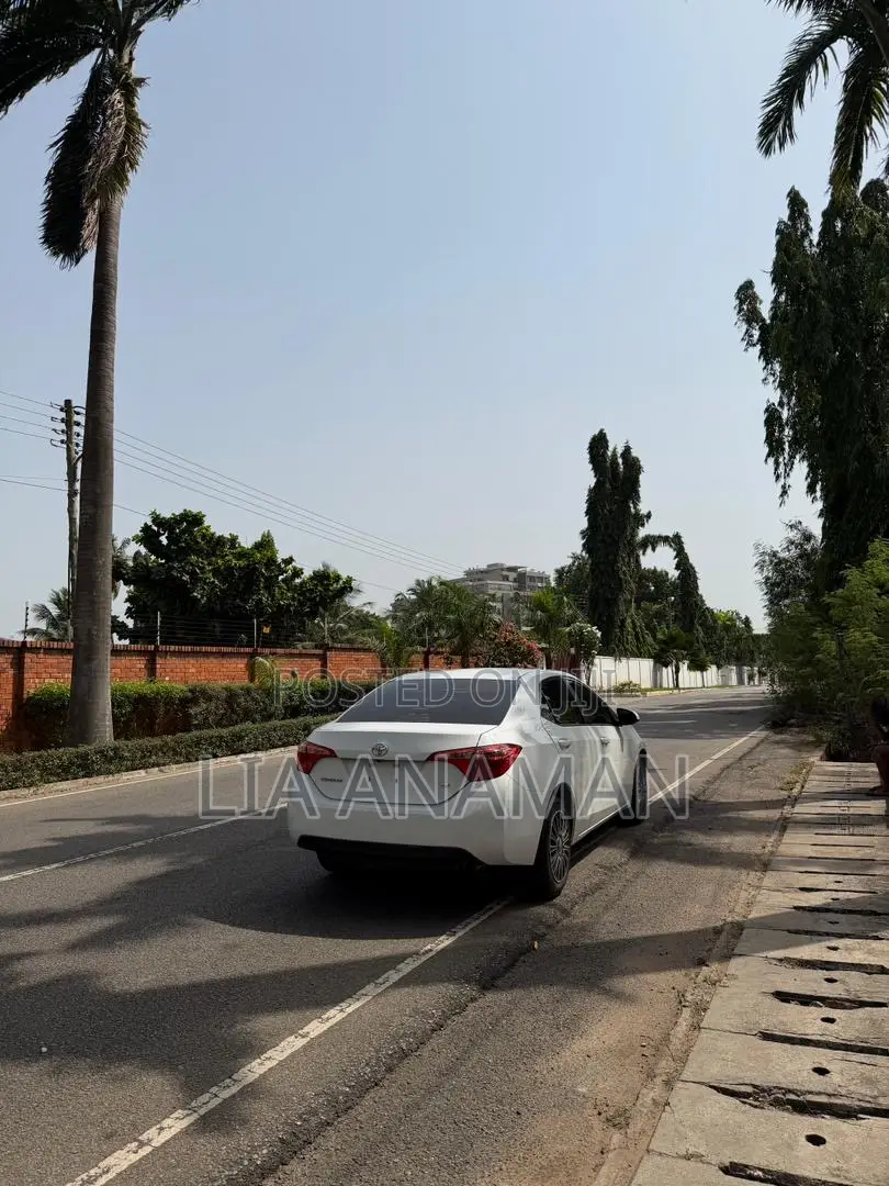 Toyota Corolla LE (1.8L 4cyl 2A) 2019 White