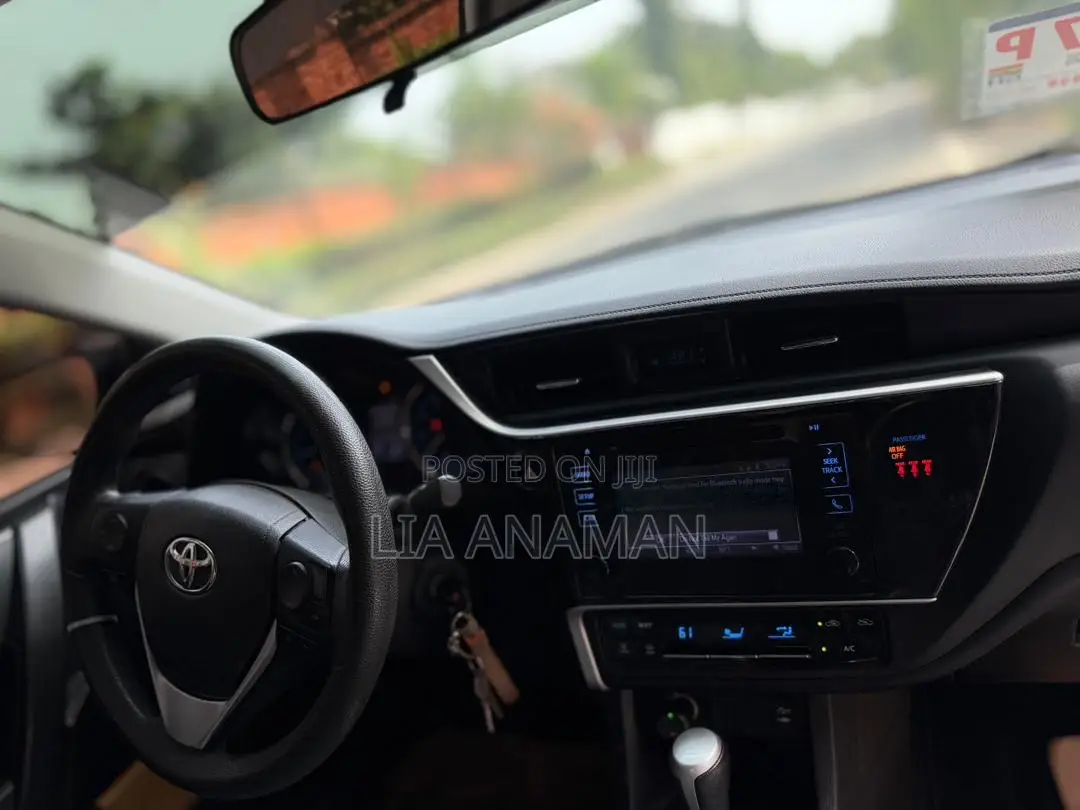 Toyota Corolla LE (1.8L 4cyl 2A) 2019 White