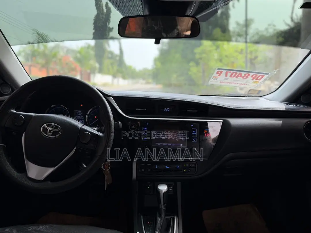 Toyota Corolla LE (1.8L 4cyl 2A) 2019 White