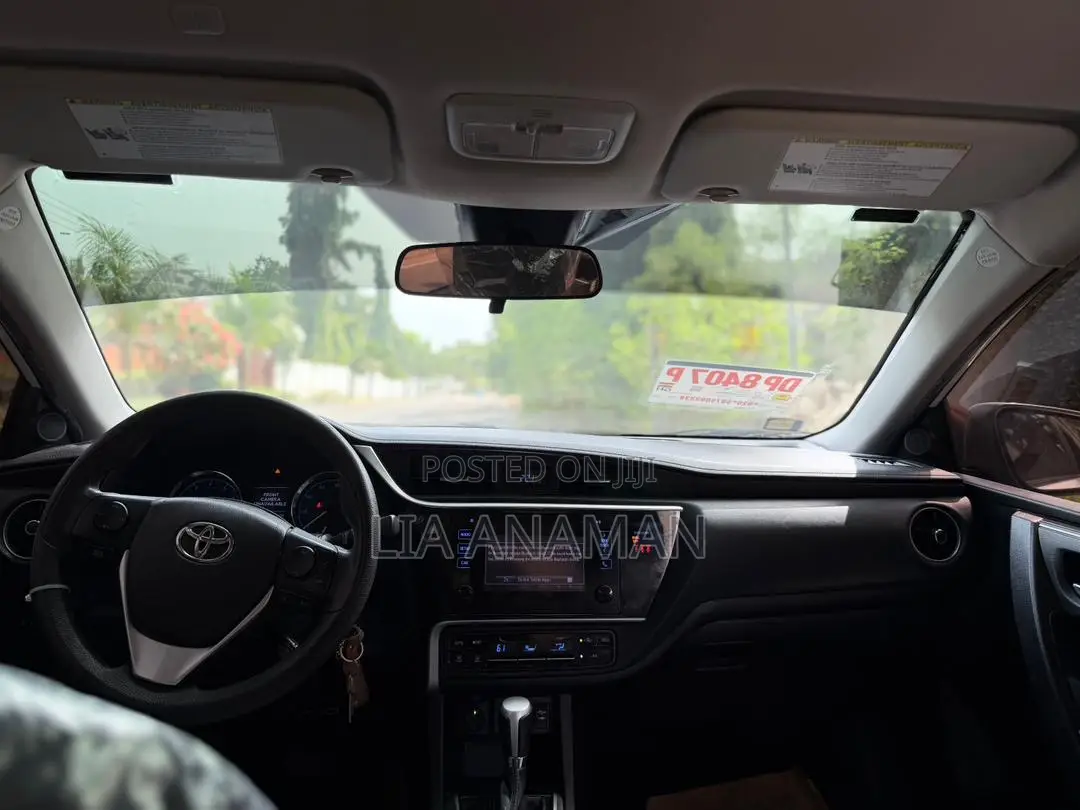 Toyota Corolla LE (1.8L 4cyl 2A) 2019 White
