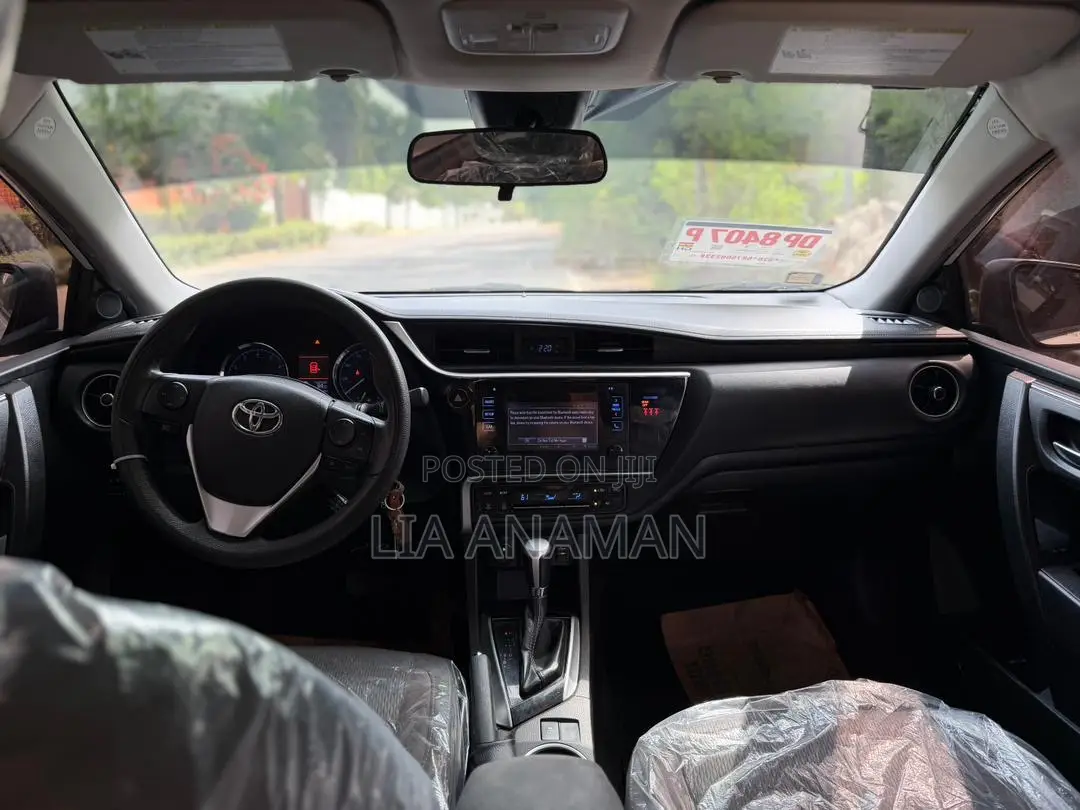 Toyota Corolla LE (1.8L 4cyl 2A) 2019 White