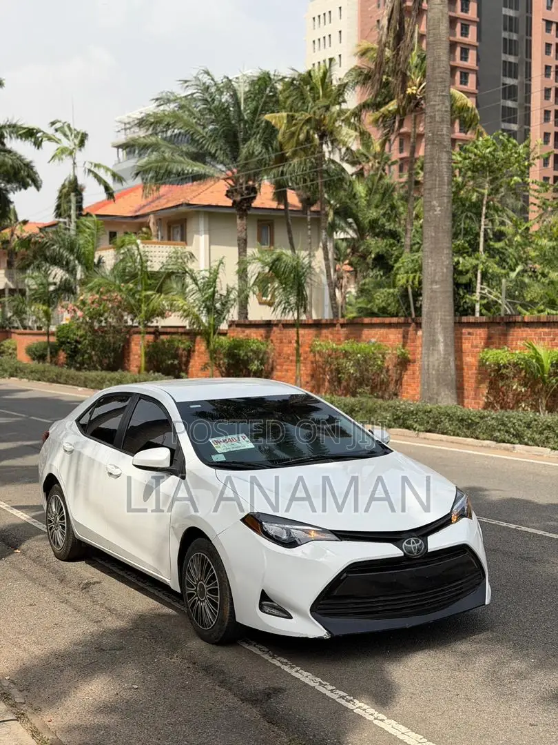 Toyota Corolla LE (1.8L 4cyl 2A) 2019 White