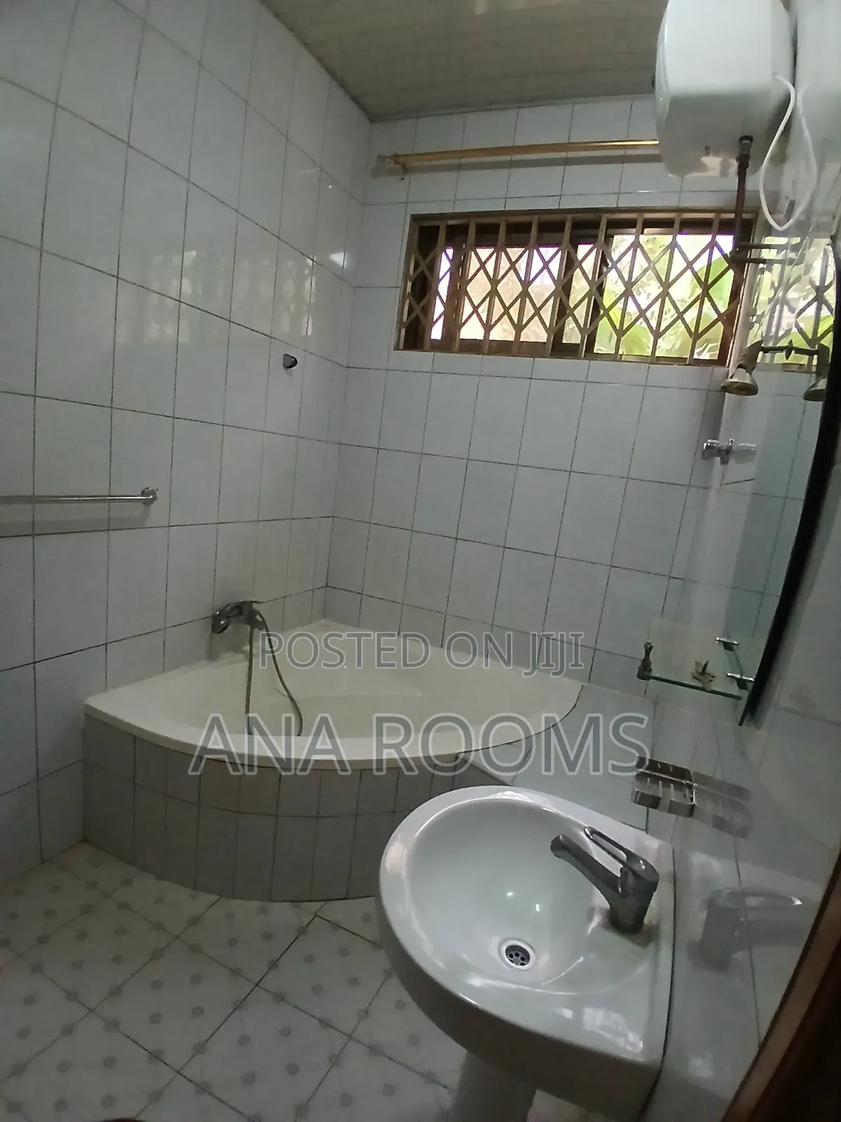 6bdrm House in Community 25, Tema Metropolitan for rent