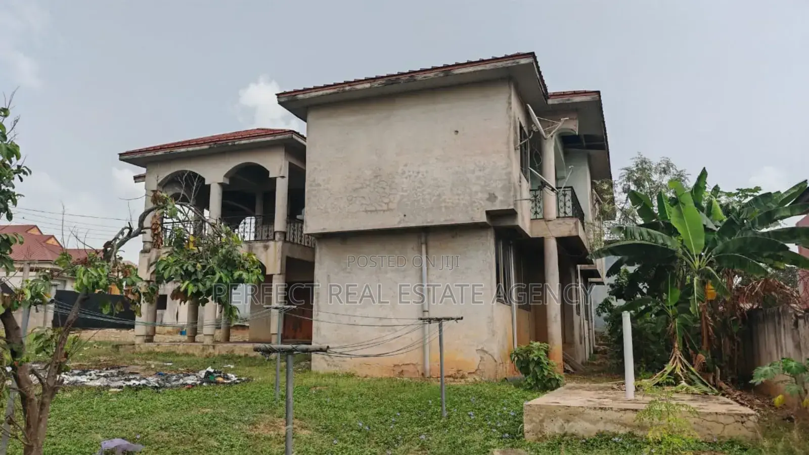 6bdrm House in Airport Estate, Kumasi Metropolitan for sale