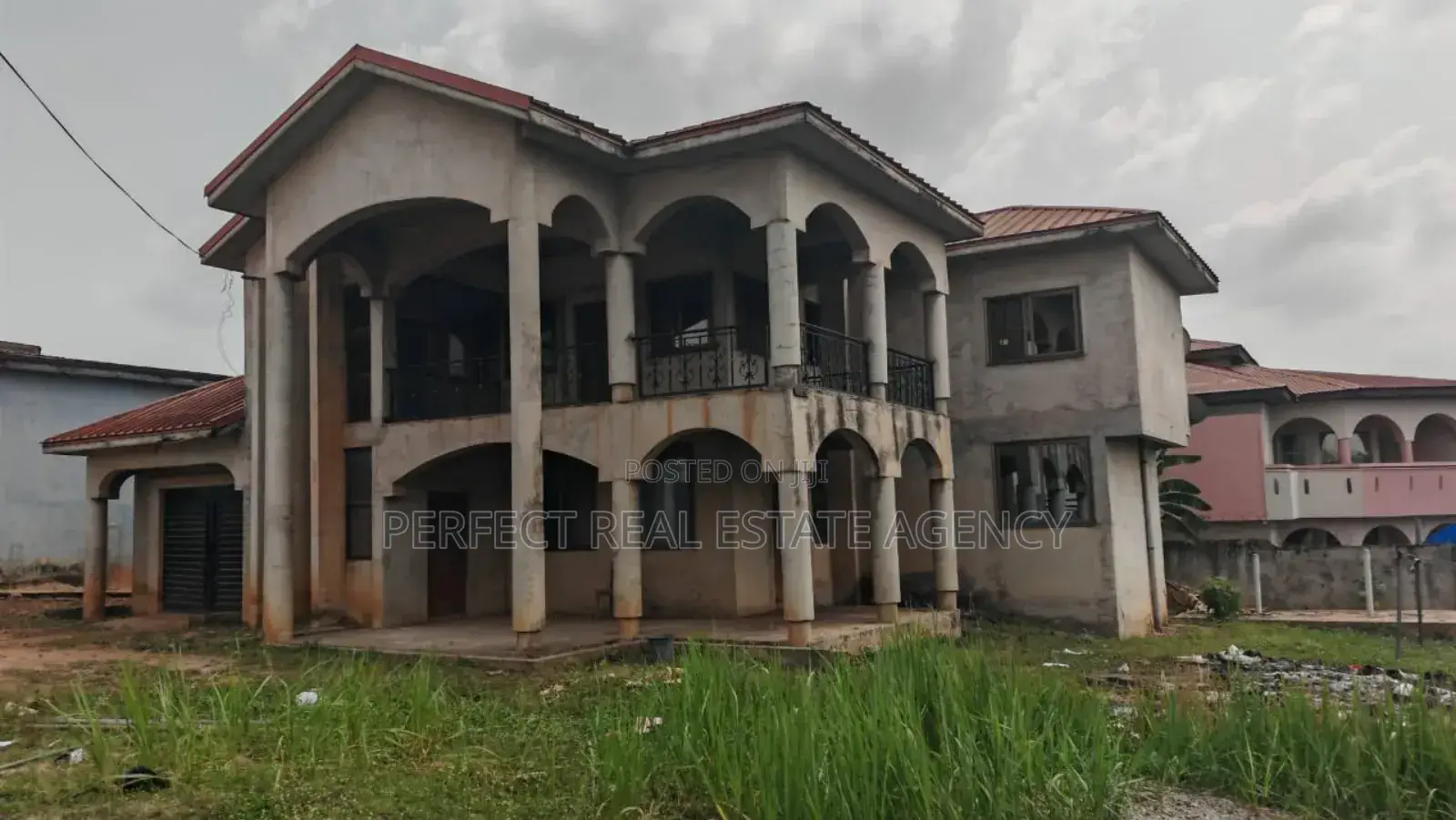6bdrm House in Airport Estate, Kumasi Metropolitan for sale