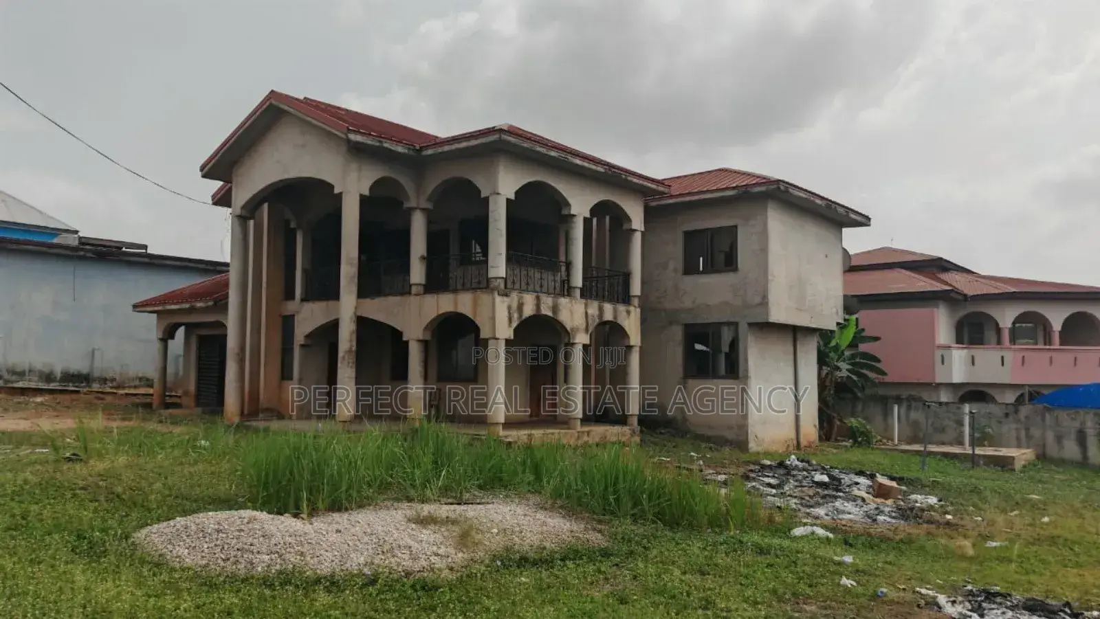 6bdrm House in Airport Estate, Kumasi Metropolitan for sale