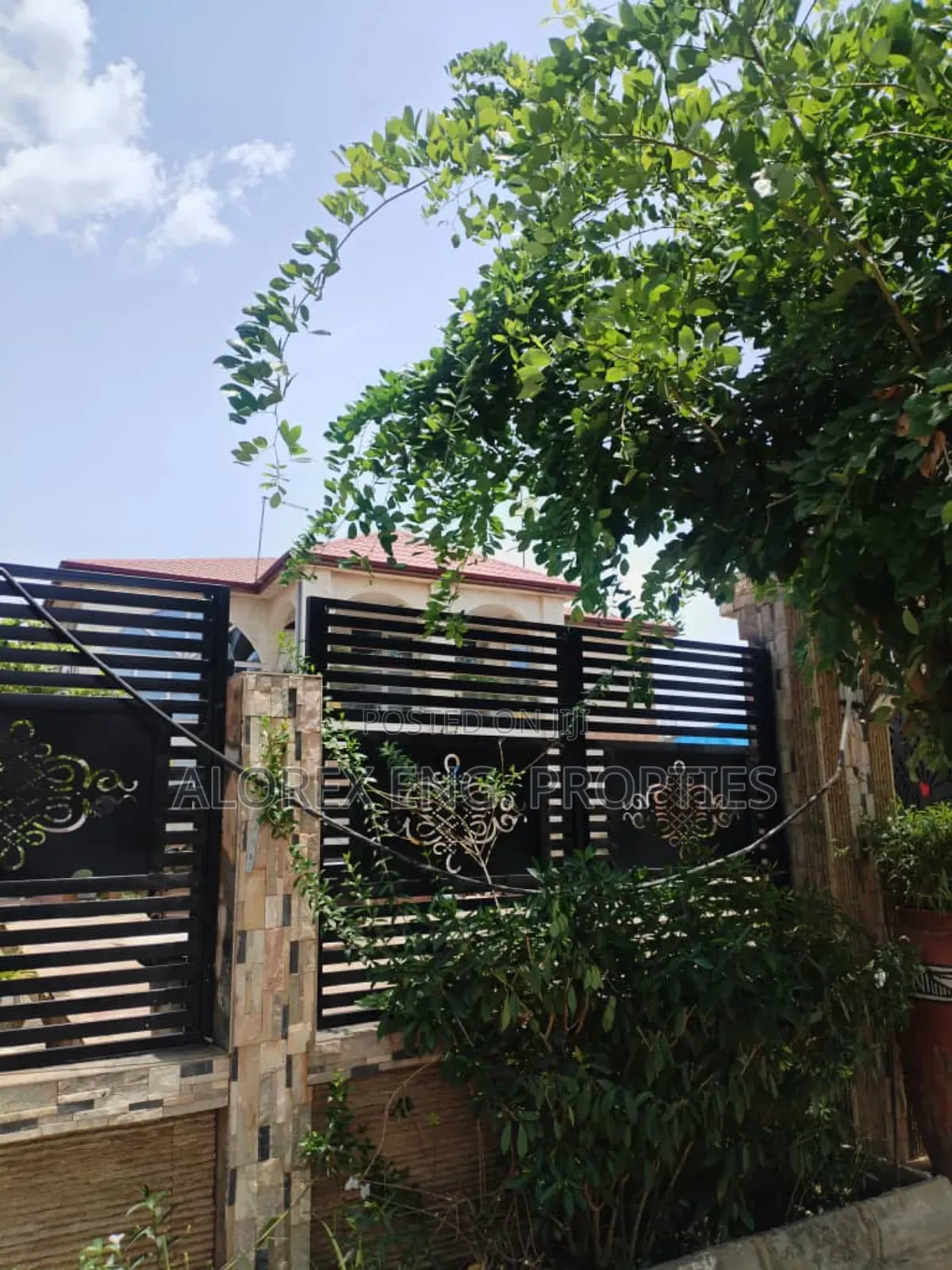 9bdrm House in Commandos $270,000, Adenta for sale
