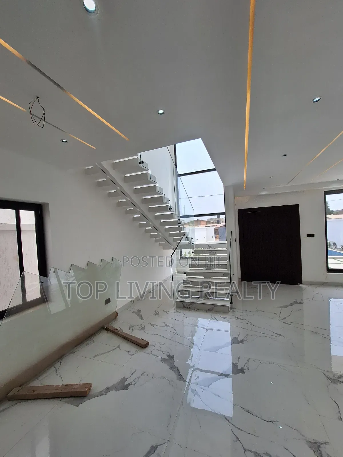 4bdrm Townhouse/Terrace in Nanakrom, Little Roses Area for sale