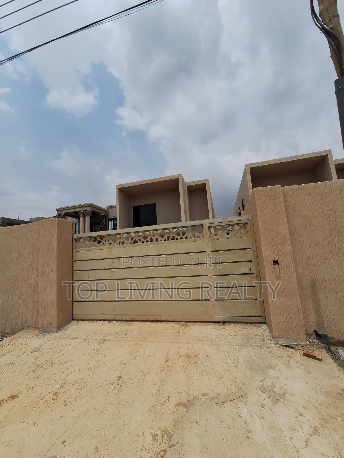 4bdrm Townhouse/Terrace in Legon Hills, Ashaley Botwe for sale