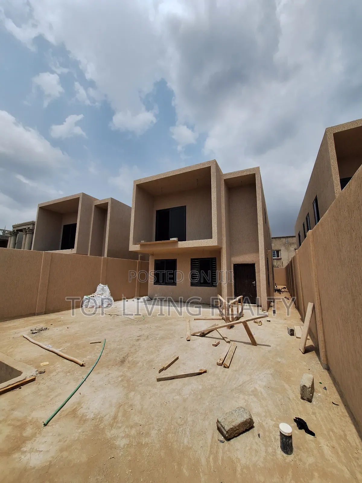 4bdrm Townhouse/Terrace in Legon Hills, Ashaley Botwe for sale