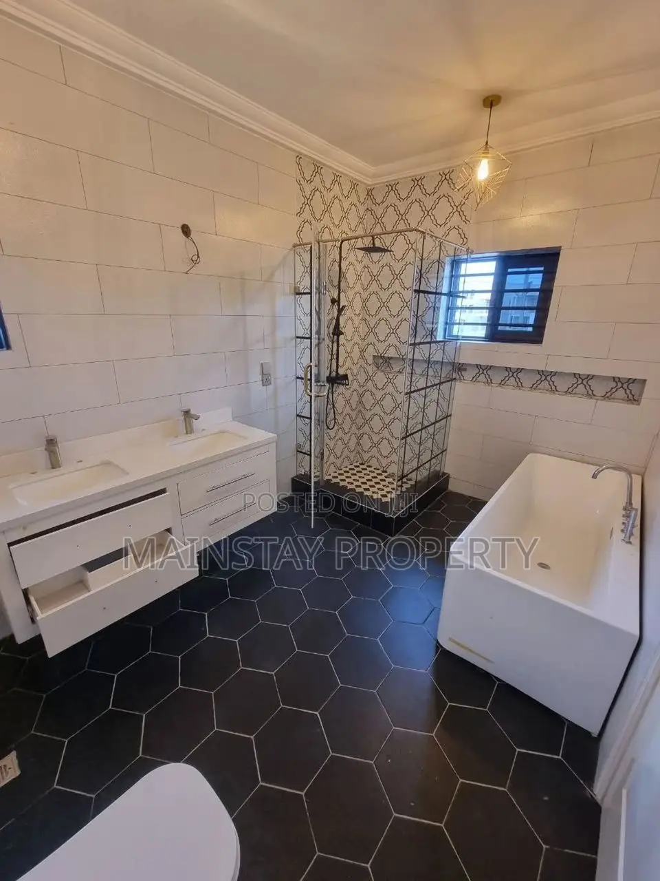 4bdrm House in Lake Side Estate for sale
